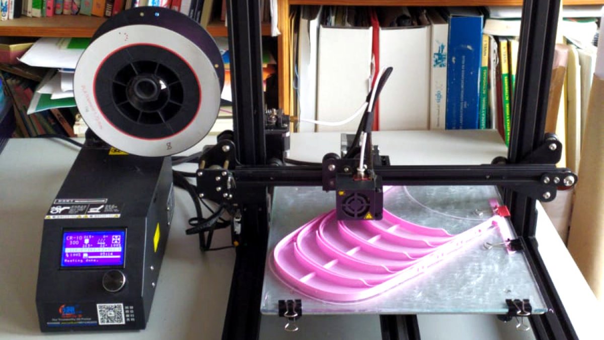 Imagen de una impresora 3D fabricando protectores. ECB
