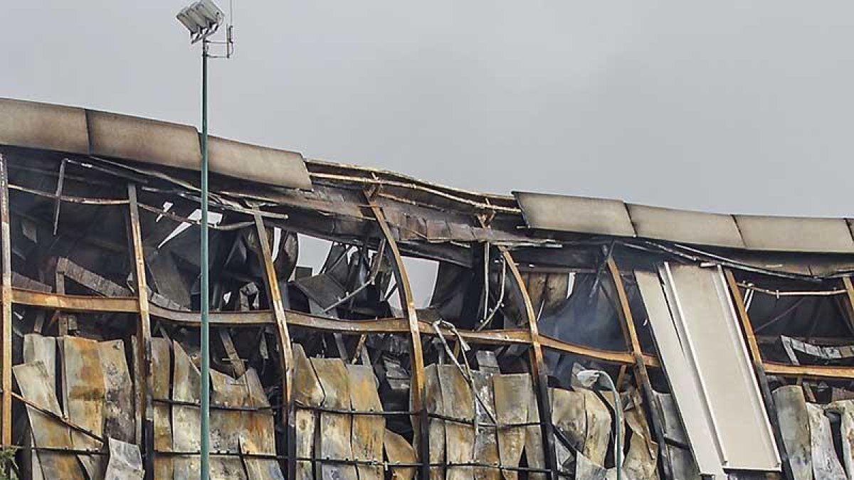 La fábrica de Campofrío fue pasto de las llamas a primera hora de la mañana del 16 de noviembre de 2014.-SANTI OTERO