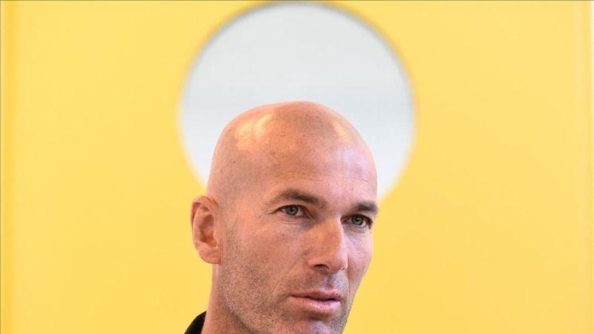 Zinedine Zidane, durante la conferencia que ha ofrecido este lunes en Lausanne.-AFP / ALAIN GROSCLAUDE