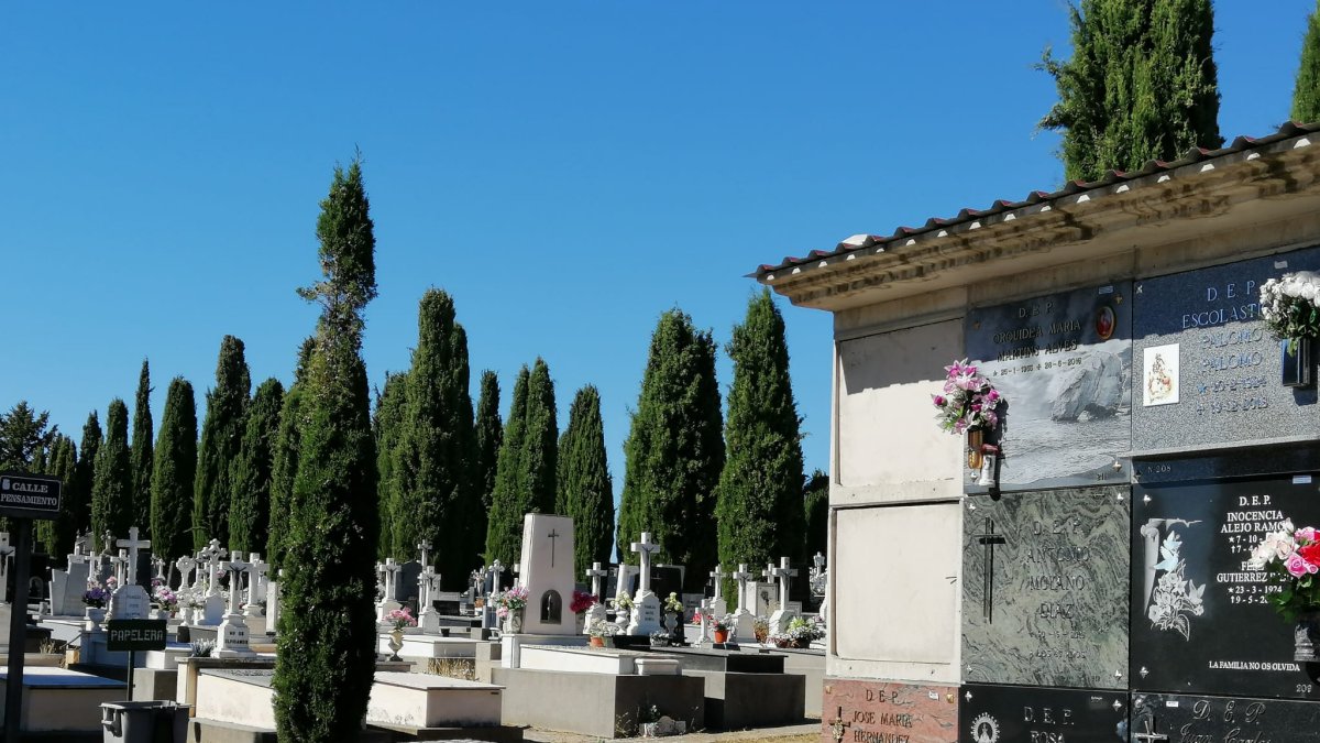 El Ayuntamiento ha permitido que sólo un empleado cargase con todo el trabajo por las constantes bajas del resto de la plantilla del cementerio arandino. L. V.