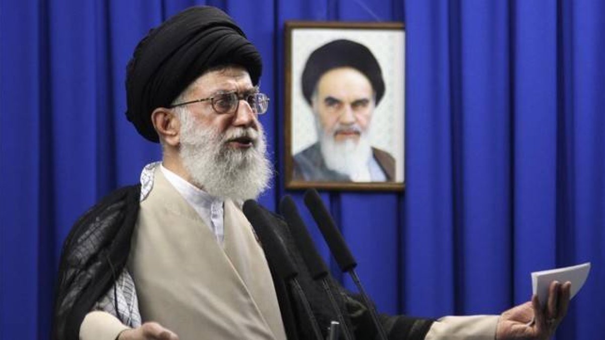 El ayatolá Jamenei, líder supremo de Irán, en un sermón en el 2009.-Foto:   AP / MEISAM HOSSEINI
