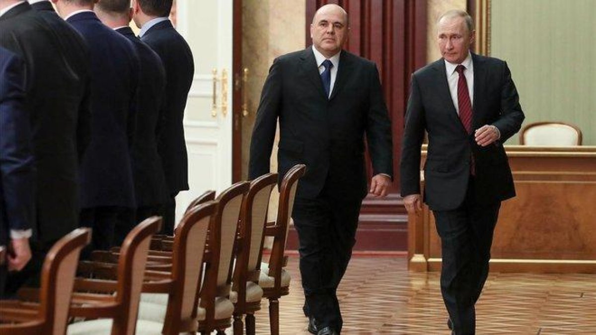 Mijail Mishustin, izquierda, acompañado ayer de Vladimir Putin.-AFP