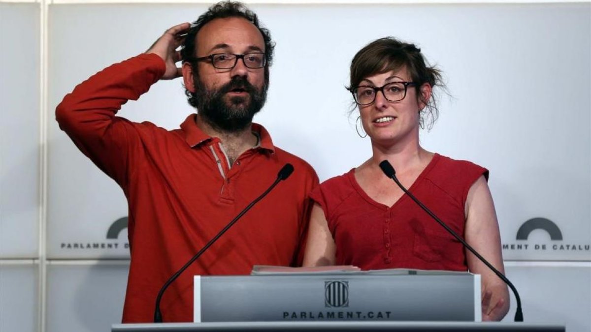 Vehí (derecha) junto al diputado de la CUP Benet Salellas, en el Parlament, en una imagen de archivo.-EFE / TONI ALBIR