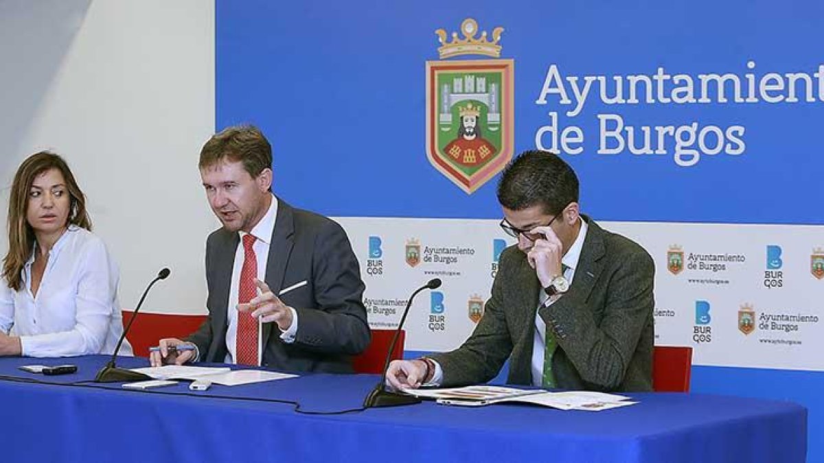 Javier Lacalle, presentó ayer los datos de 2016 relativos a los eventos celebrados en Burgos acompañado por el director de la Oficina de Congresos, Javier Peña y la edil de Turismo, Carolina Blasco.-RAÚL G. OCHOA