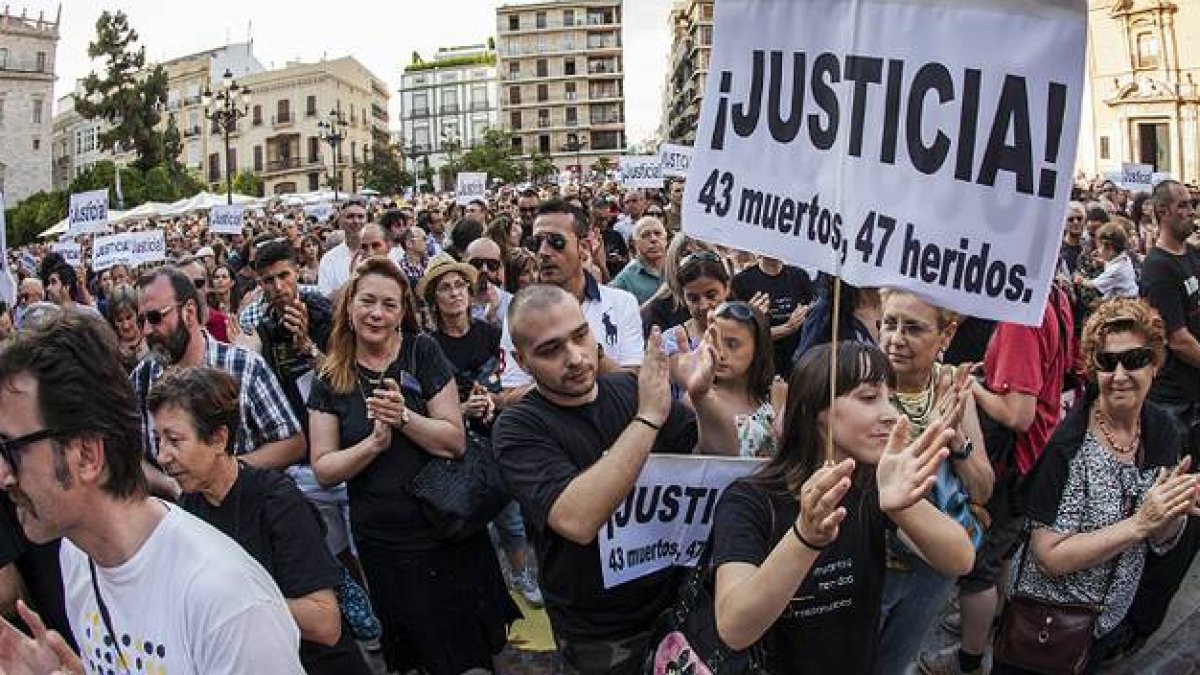 Manifestación de apoyo a las víctimas del accidente del metro de Valencia, en el 2013.-Foto: MIGUEL LORENZO