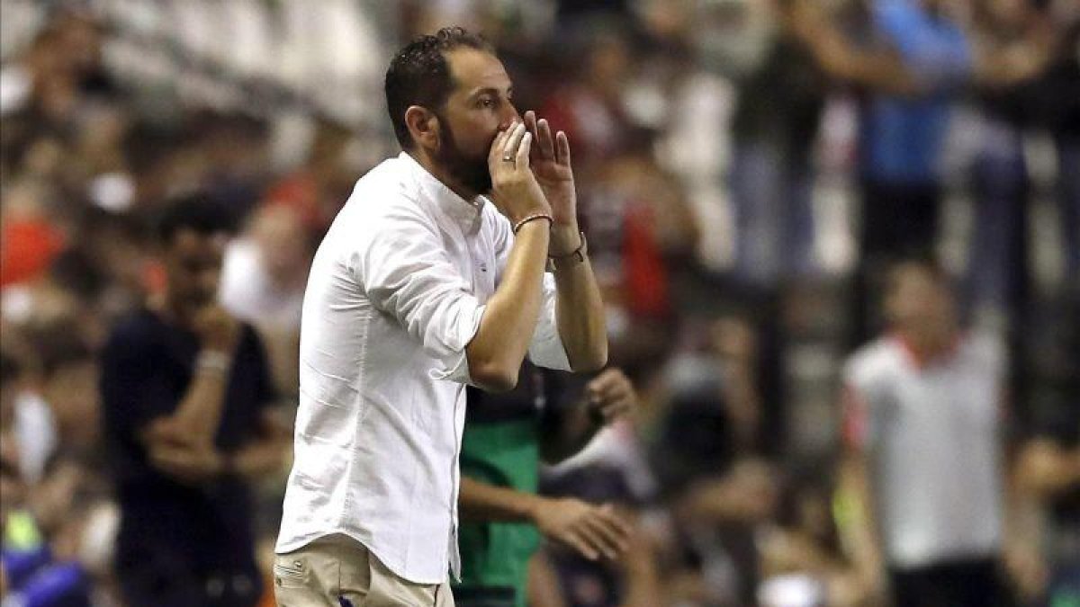 Pablo Machín, técnico del Sevilla, en la primera jornada de Liga.-J P GANDUL (EFE)