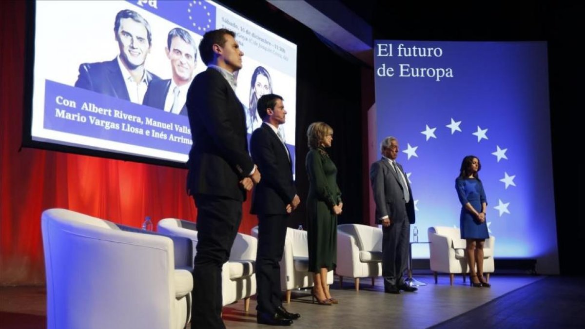 Manuel Valls en el acto de Ciutadans que ha contado también con la presencia de Mario Vargas Llosa.-ALBERT BERTRAN