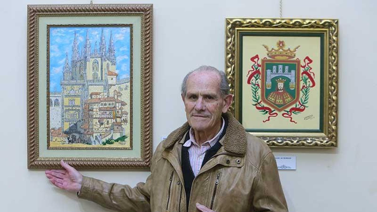 Eutimio Ordóñez muestra orgulloso uno de sus cuadros favoritos junto al escudo de Burgos.-RAÚL G. OCHOA