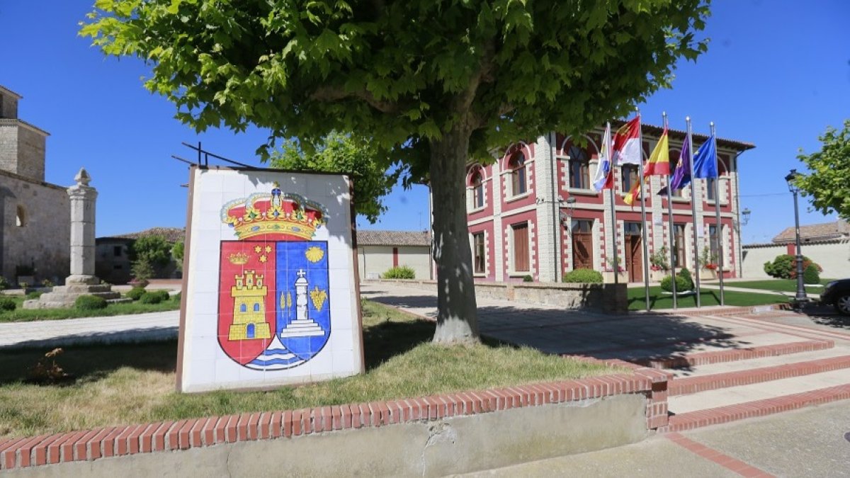 Casa Consistorial de Pedrosa del Príncipe con su escudo bien visible. RAÚL G. OCHOA