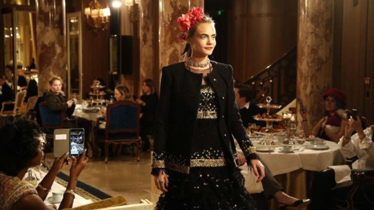 Cara Delevinge, en los salones del Ritz parisino.-AP / THIBAULT CAMUS