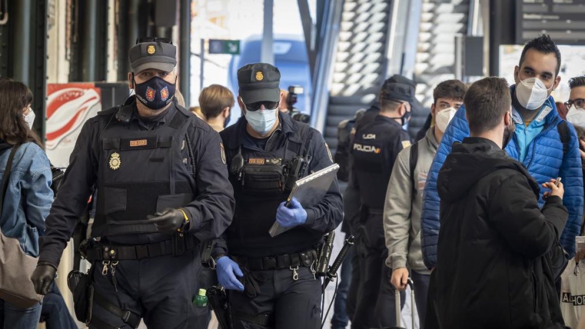 Controles de la Policía Nacional de la salida y llegada del AVE a Madrid.- Photogenic/Miguel Ángel Santos