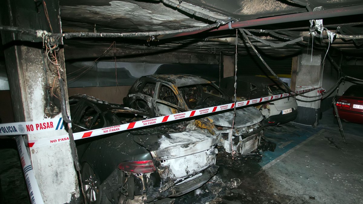 Vehículos quemados en el garaje de plaza Roma. TOMÁS ALONSO