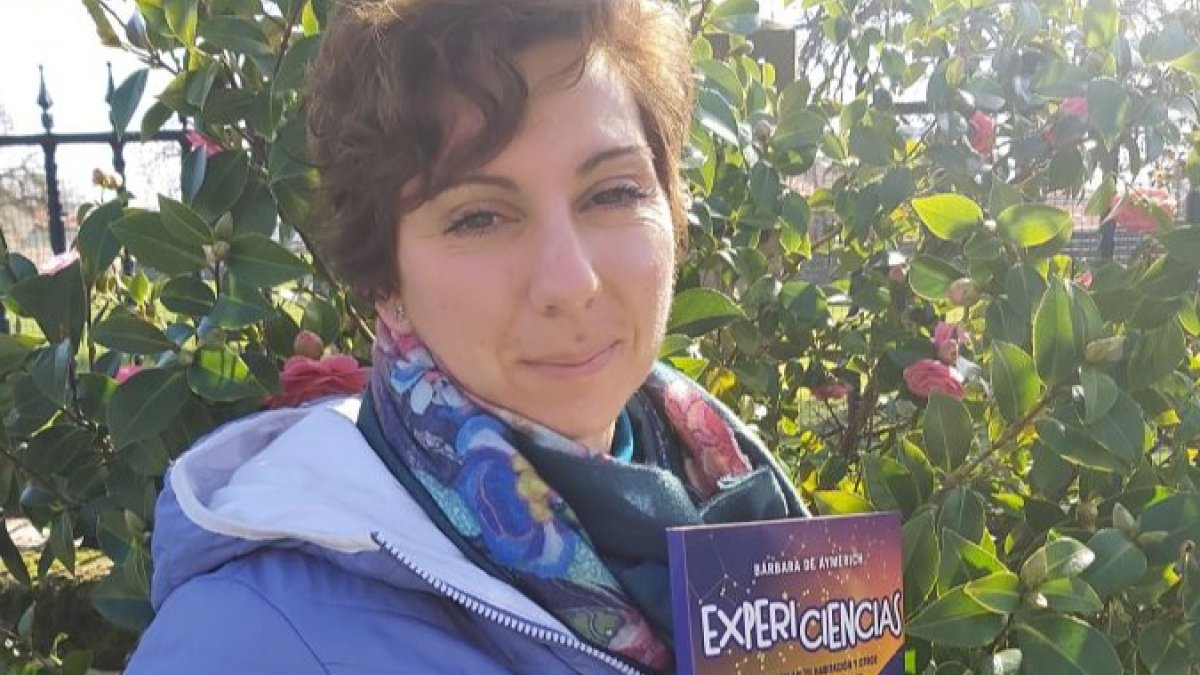 Bárbara de Aymerich, con un ejemplar de su libro, 'Expericiencias'. ECB