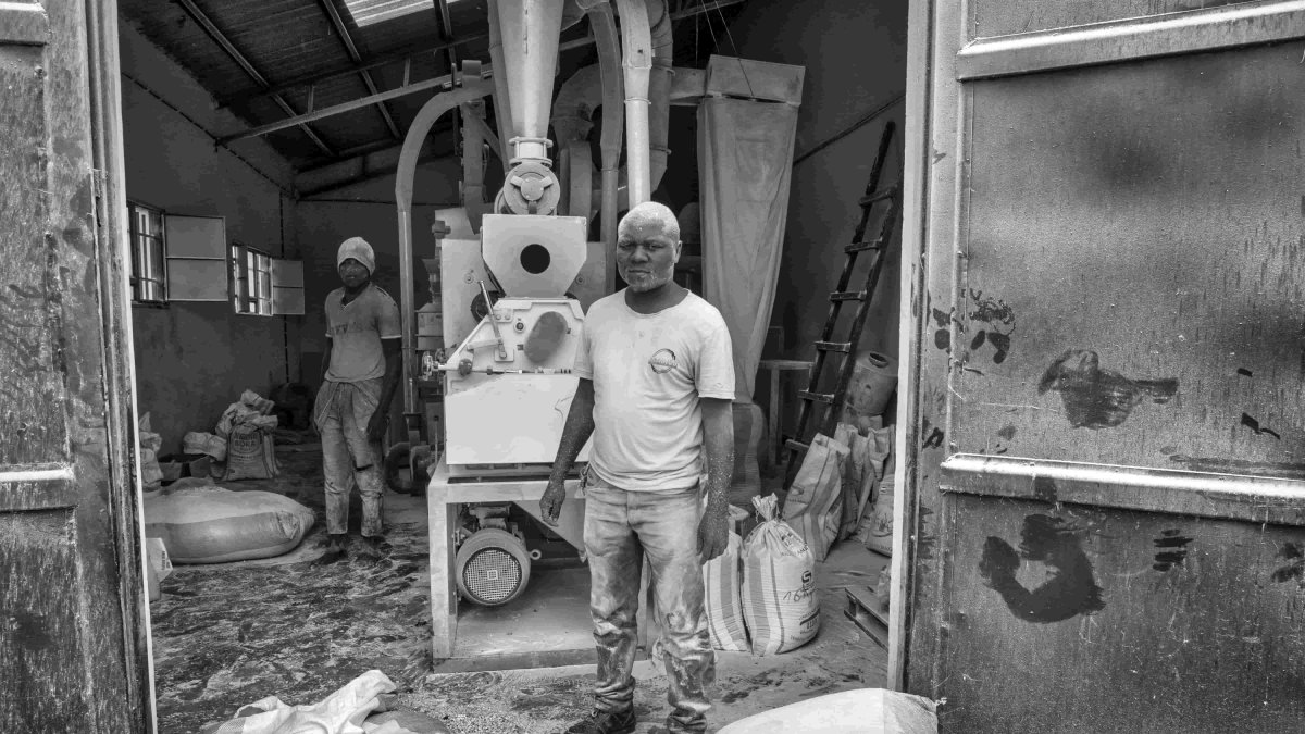 Justin Isevandu, es el responsable técnico de la fábrica. Ha puesto en marcha la máquina harinera, una labor complicada, y controla que todos los procesos de fabricación estén correctos. Al fondo Romiliade Kambale uno de los trabajadores de la harinera, que tiene una voz muy especial, es uno de las primeras voces del coro de Rubare. ICAL