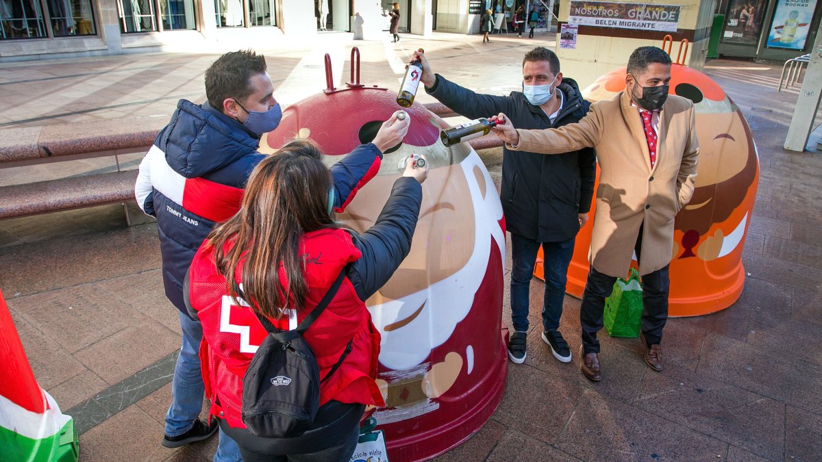 Los responsables de presentar la campaña navideña de reciclaje depositaron las primeras botellas en los contenedores decorados como Reyes Magos. TOMÁS ALONSO