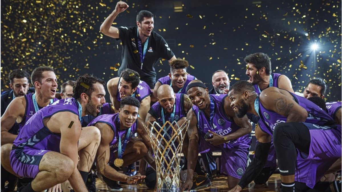 Los jugadores del Hereda San Pablo posan con el trofeo de la Basketball Champions League. FIBA