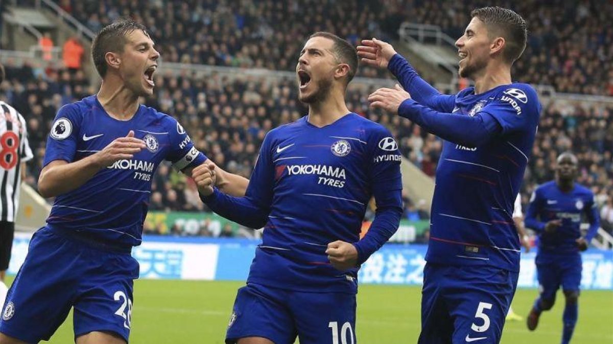 Hazard, la estrella del Chelsea, celebra uno de sus goles.-OWEN HUMPHREYS