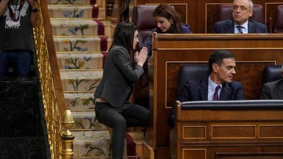 rene Montero y Adriana Lastra conversan en presencia de Pedro Sánchez, el pasado 12 de febrero en el Congreso de los Diputados.-JOSÉ LUIS ROCA