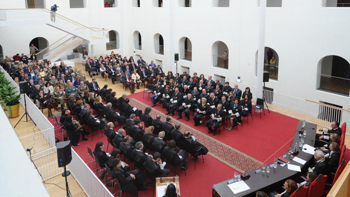 Imagen del patio institucional del Palacio de Justicia que acogió ayer el acto de apertura del año judicial.-ISRAEL L. MURILLO
