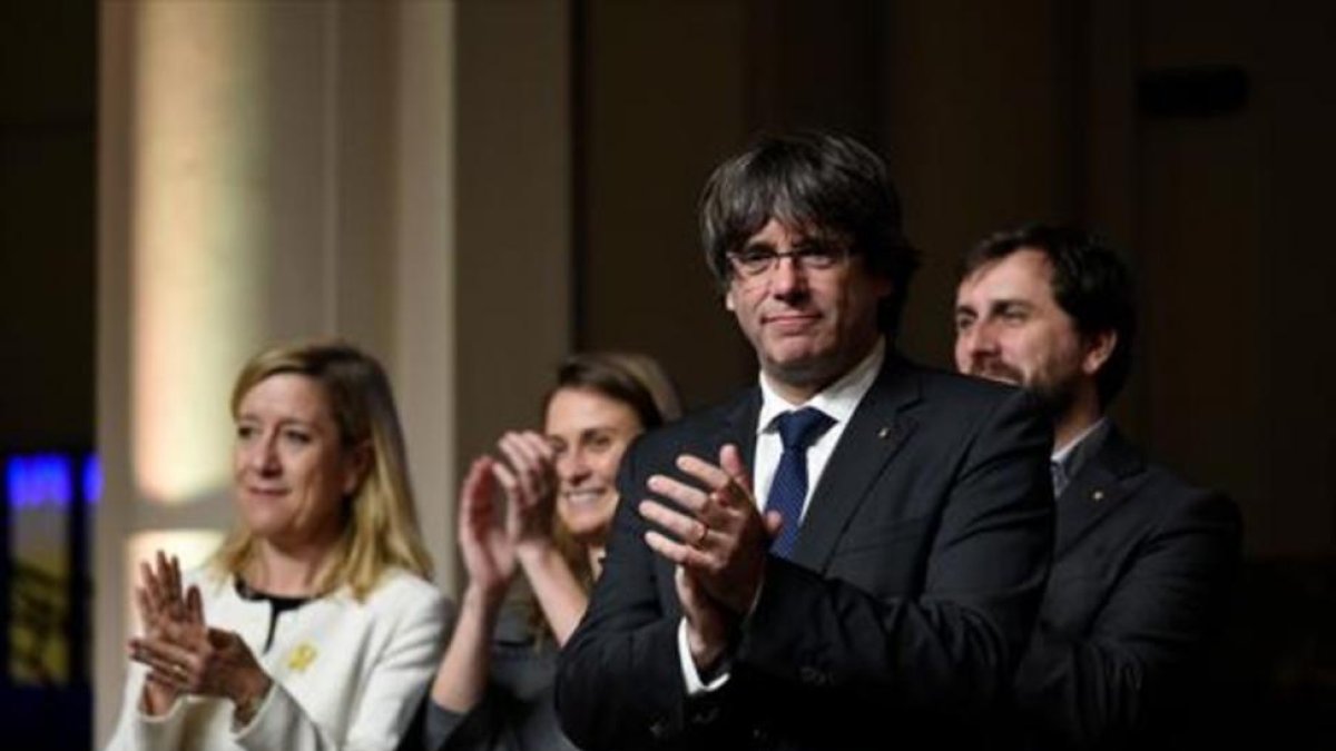Carles Puigdemont, el 7 de noviembre en Bruselas, en su encuentro con 200 alcaldes catalanes.-AFP / JOHN THYS