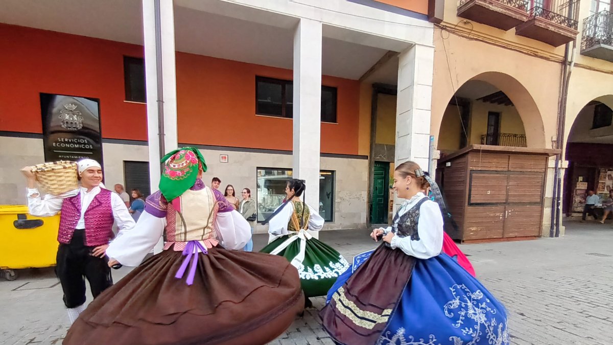 Bailes regionales en la gran fiesta de la vendimia en Aranda de Duero. FOTOS: © ECB /  L. V.