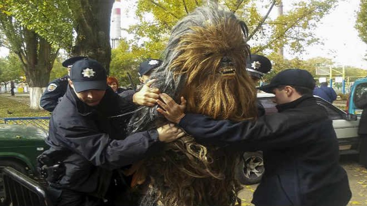 La policía ucraniana detiene a Chewbacca por aparcar mal.-