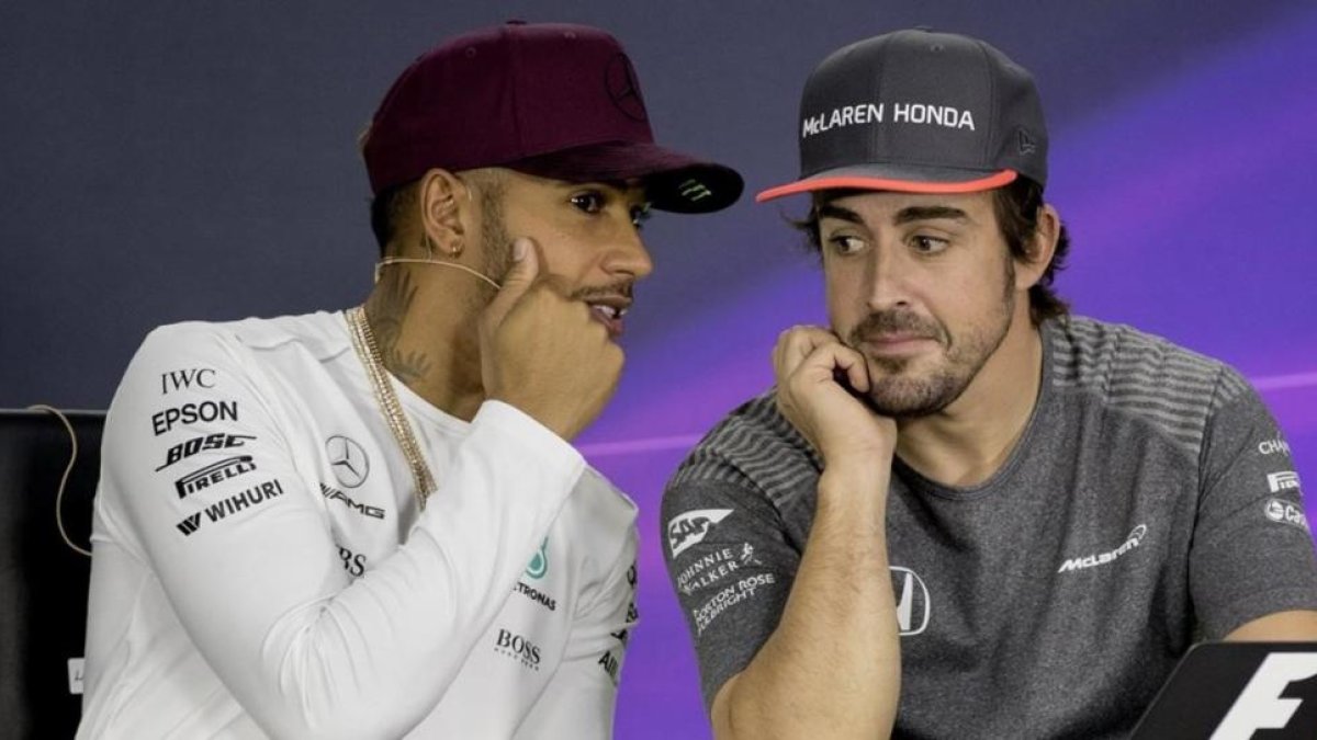 Lewis Hamilton y Fernando Alonso dialogan, hoy, en la conferencia de prensa del GP de Canadá.-EFE / VALDRIN XHEMAJ