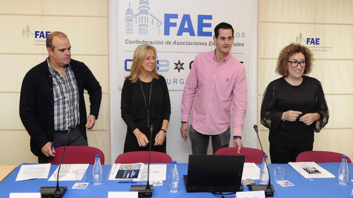 Enrique Mata durante la presentación acompañado por representantes de FEC, FAE y Acorebu.-ISRAEL L. MURILLO