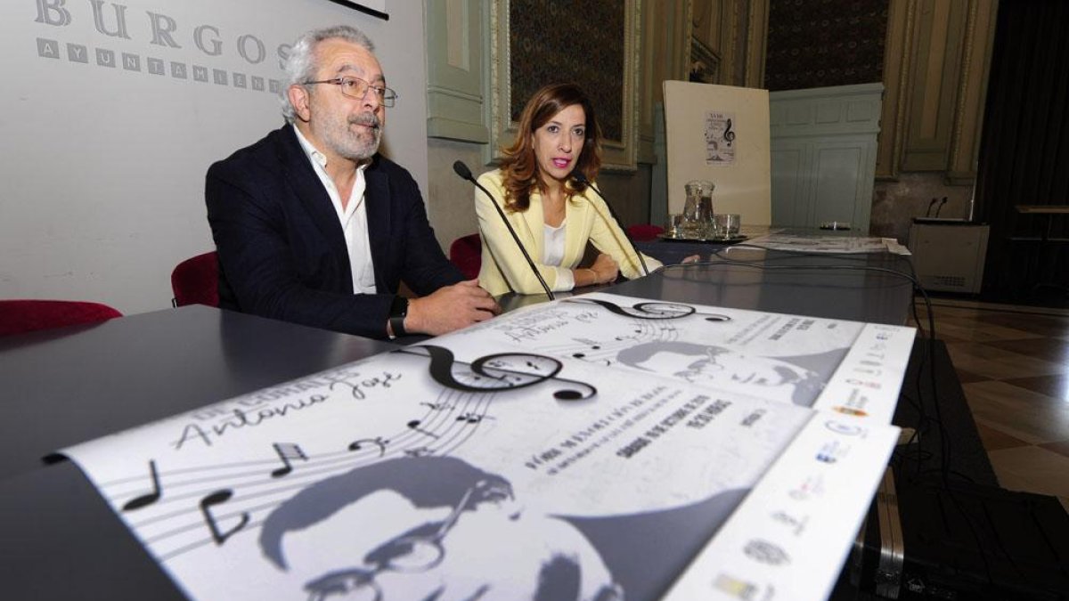 Martínez junto a la presidenta del IMC, Nuria Barrio, durante la presentación del certamen.-ISRAEL L. MURILLO