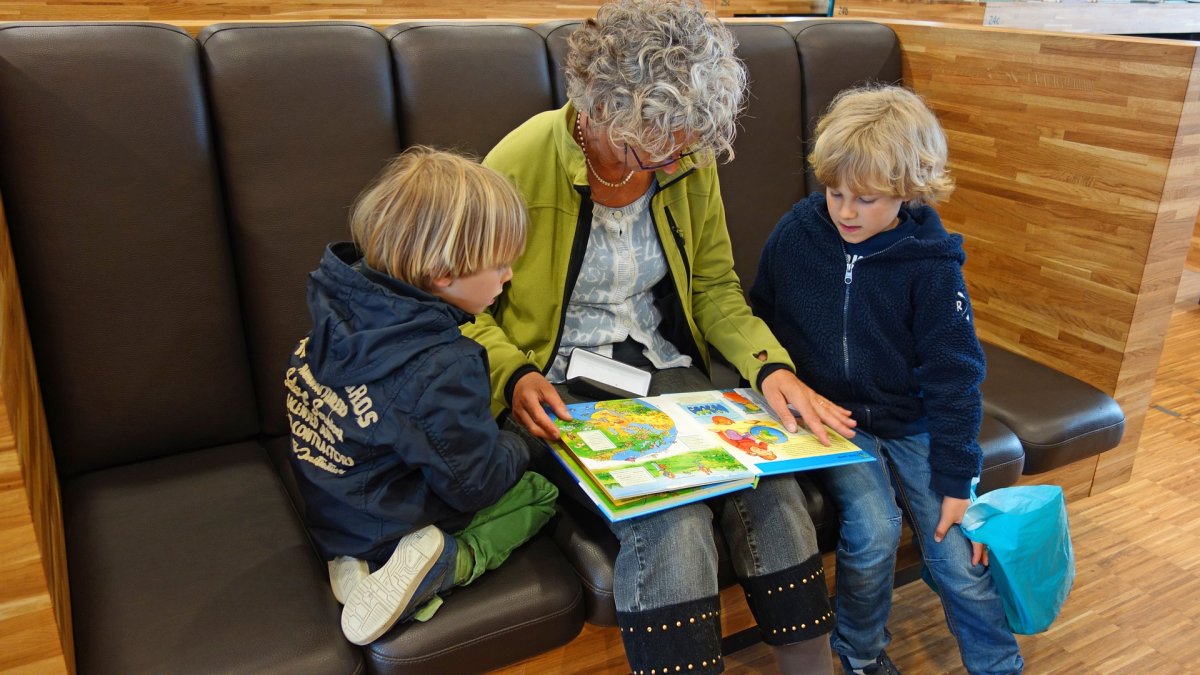 Leer a los niños no acaba cuando ya leen solos. Es uno de los cinco trucos para criar niños lectores. ALINE DASSEL