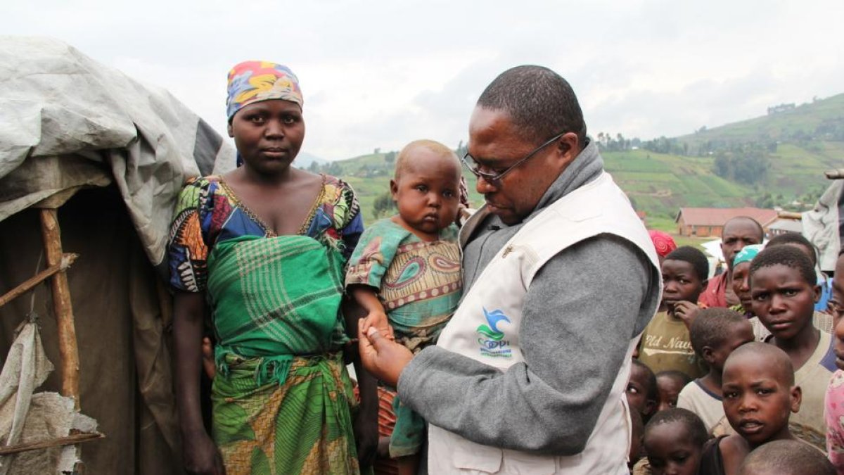 Miembros de una oenegé prestando ayuda a familias de refugiados del Congo.-TRINIDAD DEIROS