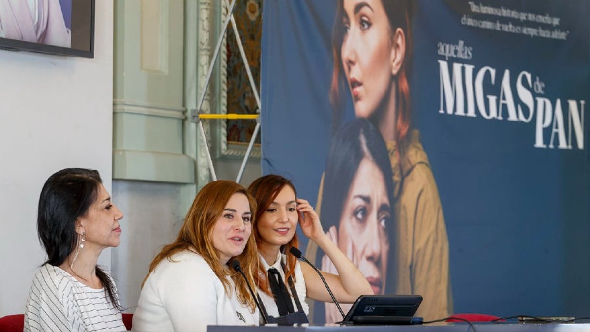 Mónica Bardem, Inma Cuevas y Carmen Ibeas durante la presentación de 'Aquellas migas de pan'. SANTI OTERO