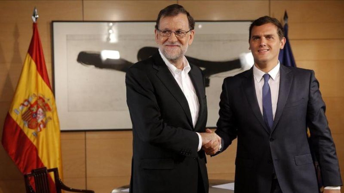 Rajoy y Rivera se saludan al inicio de una reunión el 10 de agosto en el Congreso.-JOSÉ LUIS ROCA