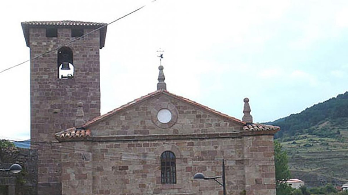 La iglesia de San Miguel alberga una pila bautismal que sigue las pautas serranas.-ECB