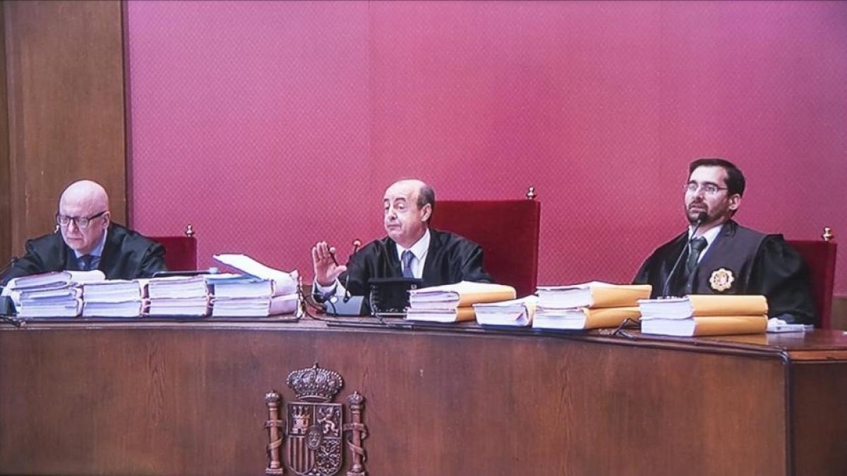 El tribunal que ha emitido la sentencia del 9-N, encabezado por el presidente del TSJC, Jesús María Barrientos (en el centro).-FERRAN SENDRA
