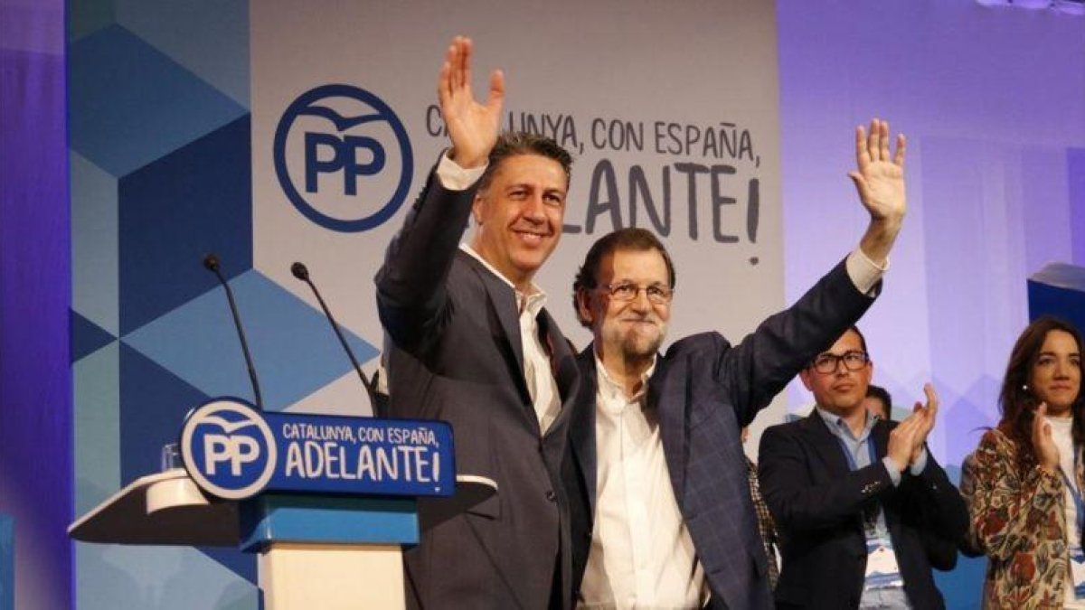 El presidente del Gobierno, Mariano Rajoy, y el presidente del PPC, Xavier García Albiol, en la clausura del congreso de los populares catalanes.-ACN / PATRICIA MATEOS