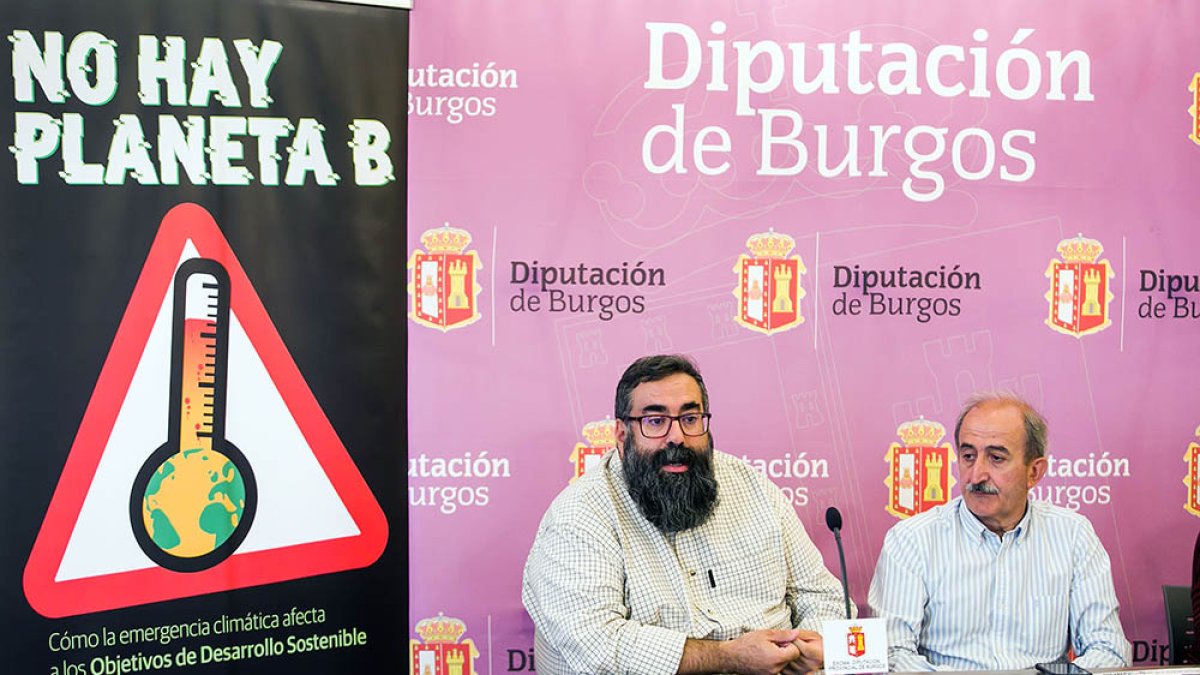 Andrés Rodríguez y Ramiro Ibáñez, en la presentación de la exposición 'No hay planeta B'. TOMÁS ALONSO
