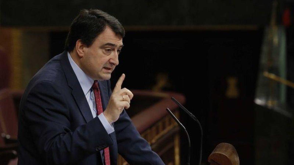 El portavoz del PNV en el Congreso, Aitor Esteban, ha advertido a Rajoy que vascos y catalanes son imprescindibles para cambiar la Constitución.-AGUSTÍN CATALÁN