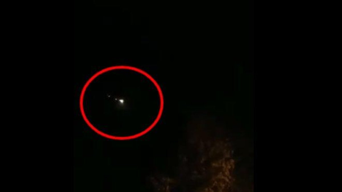 En el círculo rojo, el avión iraní antes de estrellarse.-TWITTER