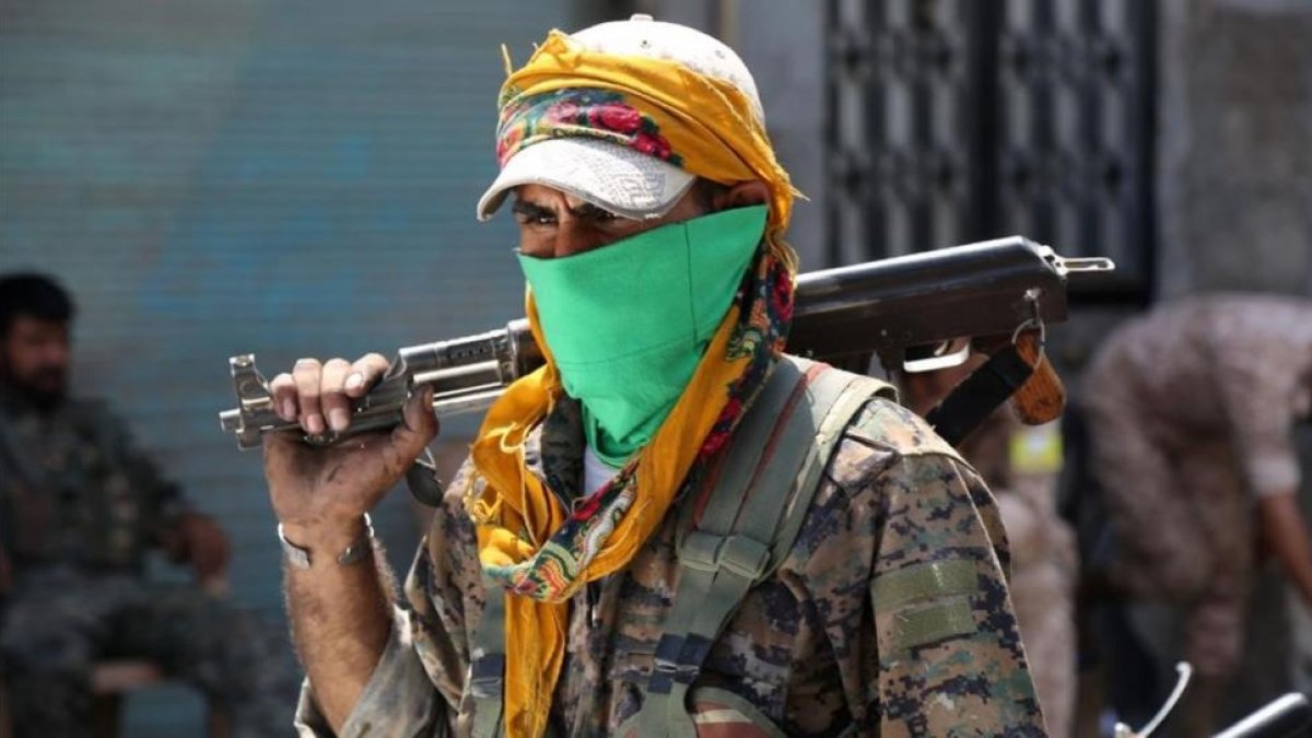 Un combatiente de las Fuerzas Democráticas de Siria el pasado mes de agosto en la localidad de Manbij.-AFP / DELIL SOULEIMAN