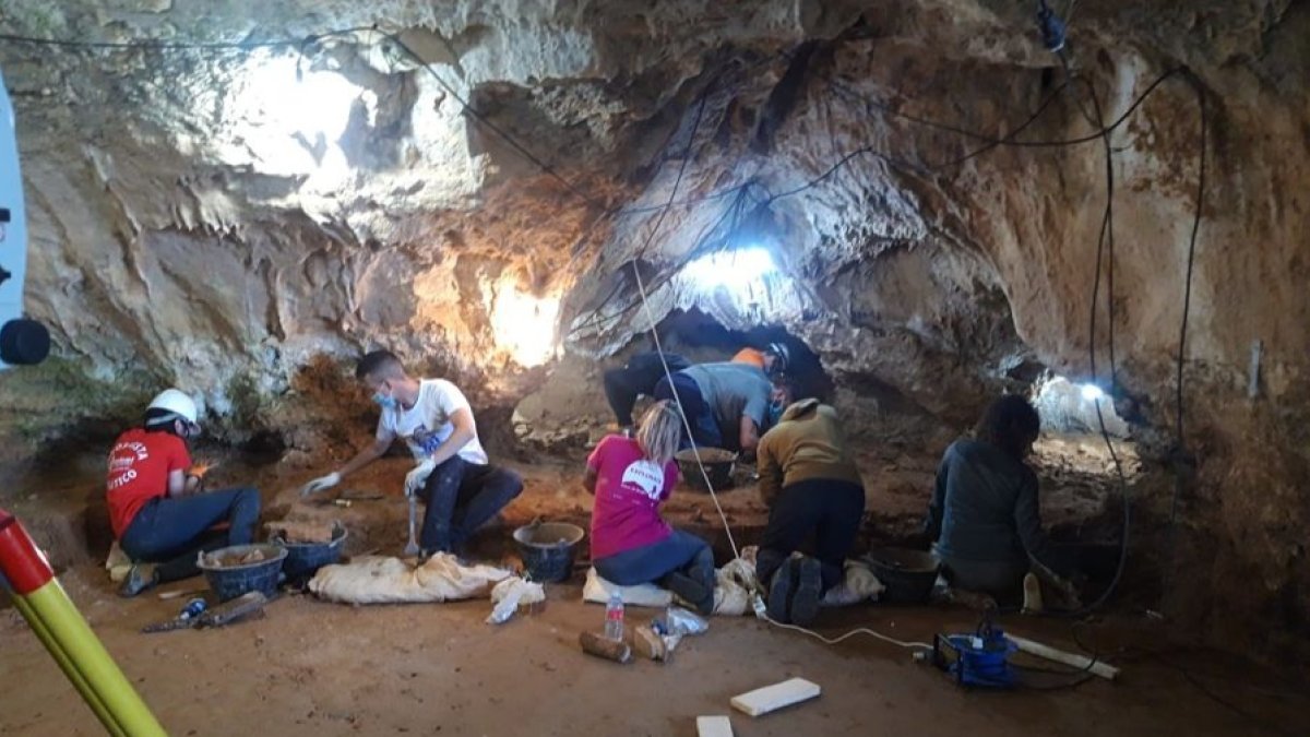 Excavación sector hornacina de la cueva de Prado Vargas. ECB