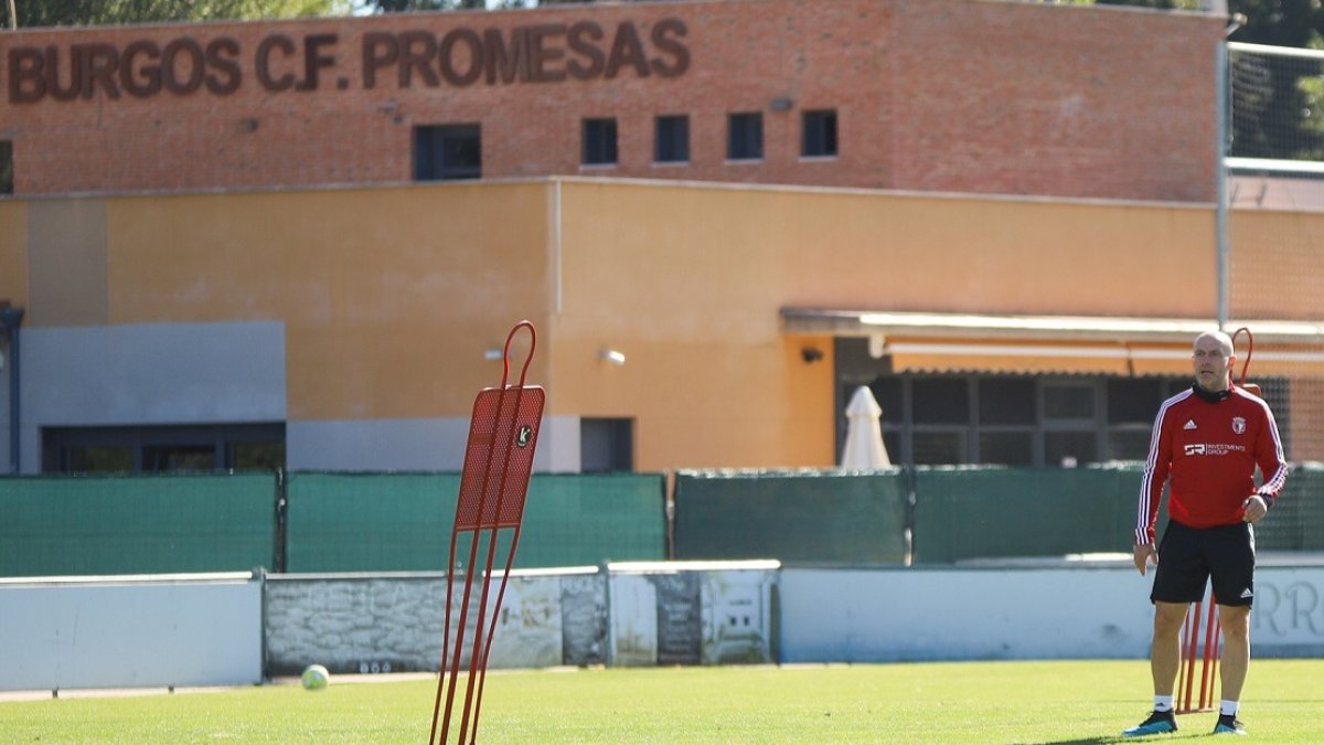 Julián Calero, entrenador del Burgos CF, durante un entrenamiento en la Ciudad Deportiva del Burgos Promesas. BURGOS CF