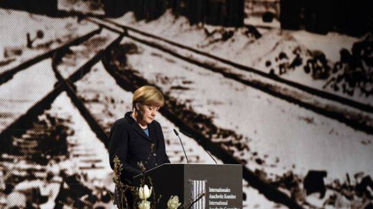 Angela Merkel en los actos del 70 aniversario de la liberación de los presos de Auschwitz.-Foto: TOBIAS SCHWARZ / AFP