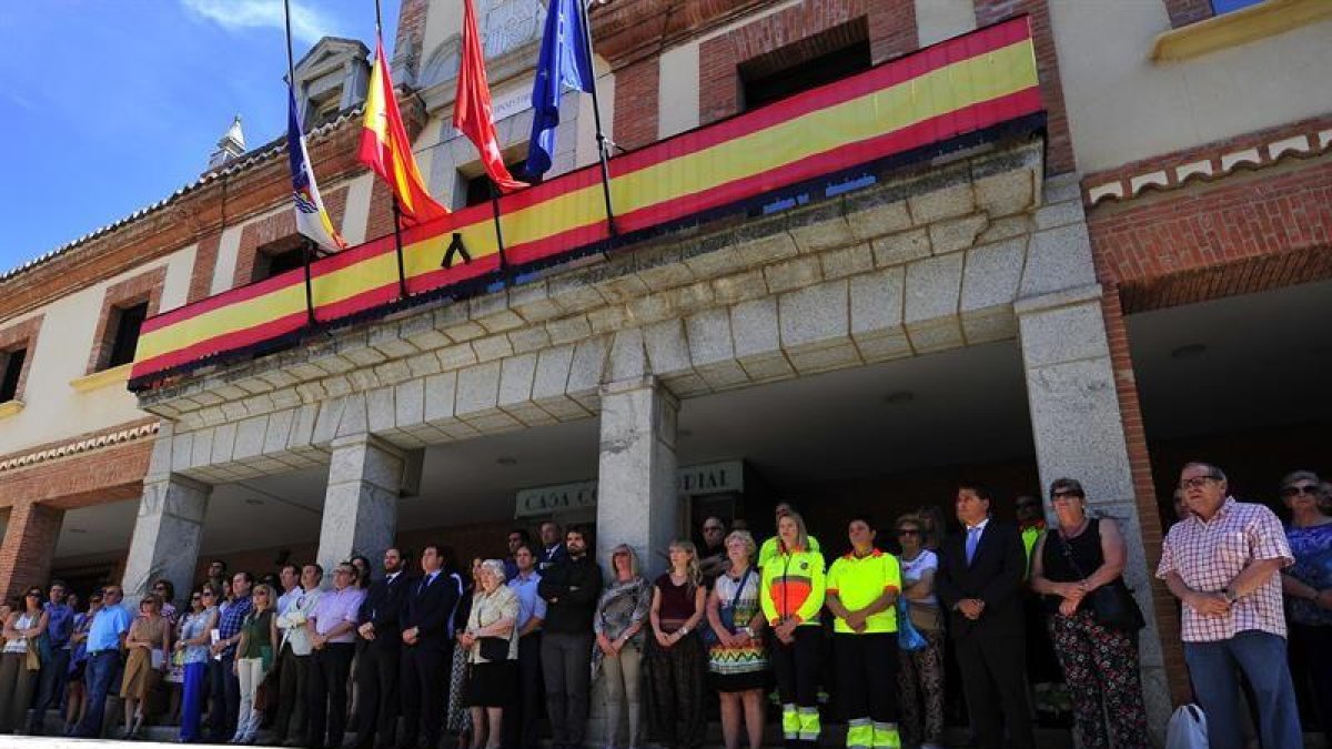 El Ayuntamiento de Las Rozas (Madrid) ha guardado este mediodía un minuto de silencio en memoria de Ignacio Echevarría, el joven español muerto en los atentados de Londres del pasado sábado.-EFE