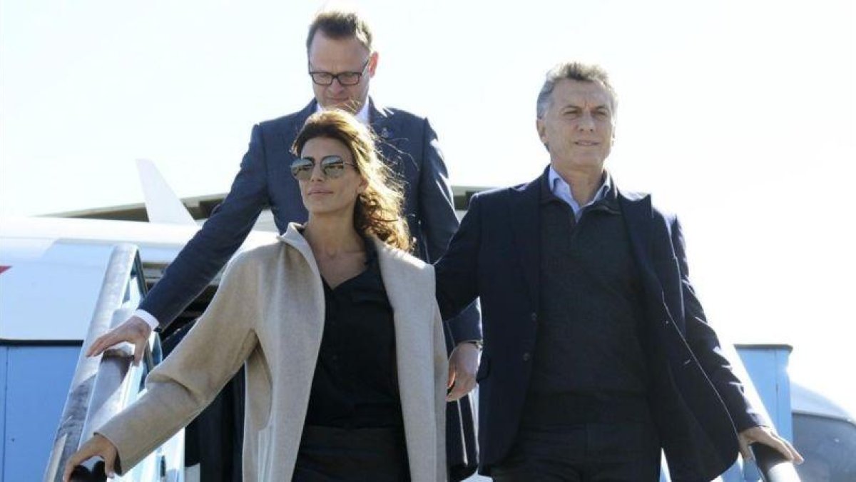 Macri y su mujer, Juliana Awada, bajan del avión tras aterrizar en La Haya (Países Bajos), el 25 de marzo.-EFE
