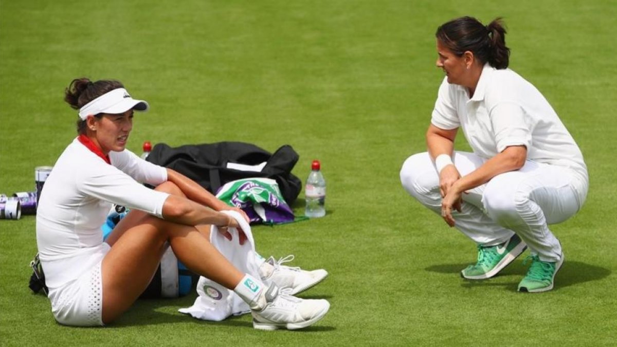Garbiñe Muguruza charla con Conchita Martínez durante un entrenamiento en el All England Club antes del inicio de Wimbledon 2017-GETTY / CLIVE BRUNSKILL