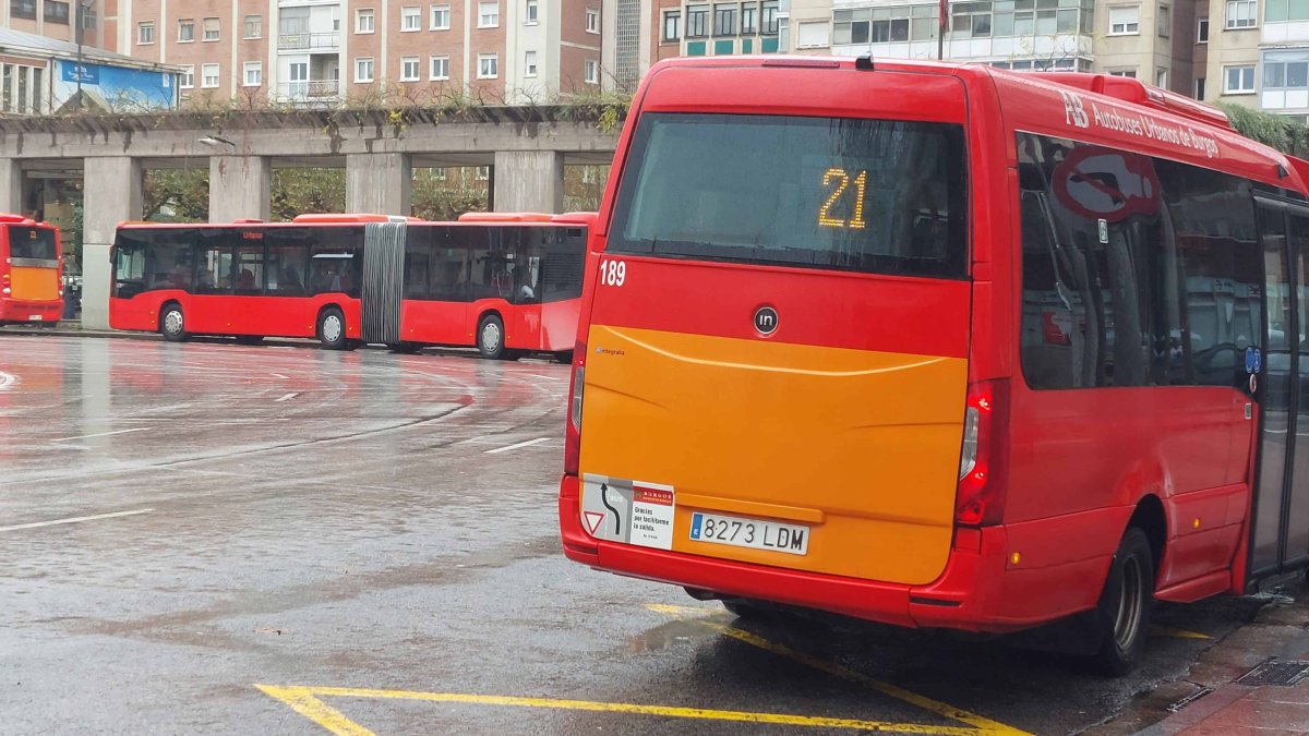 Autobús de la línea 21 que circula entre plaza de España y Cortes.