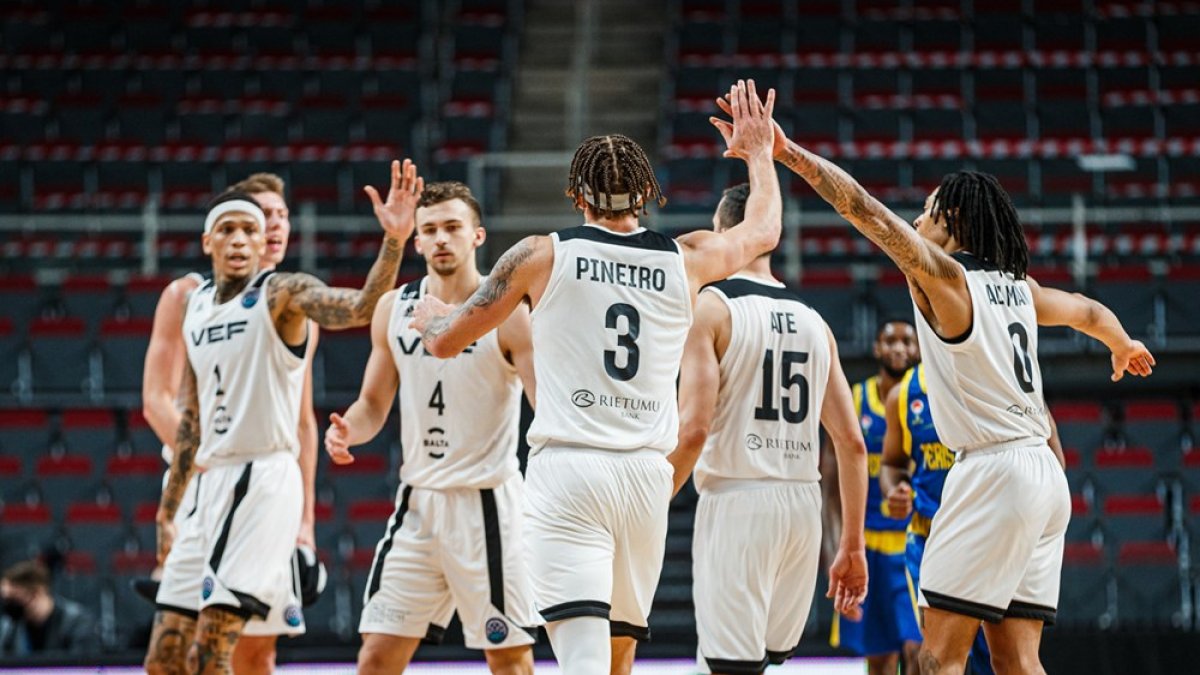 Los jugadores del VEF Riga celebran una acción. FIBA
