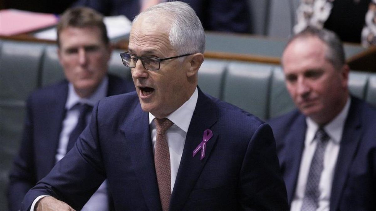 Joyce (derecha) escucha la intervención de Turnbull ante el Parlamento, este jueves en Canberra.-AP / ROD MCGUIRK
