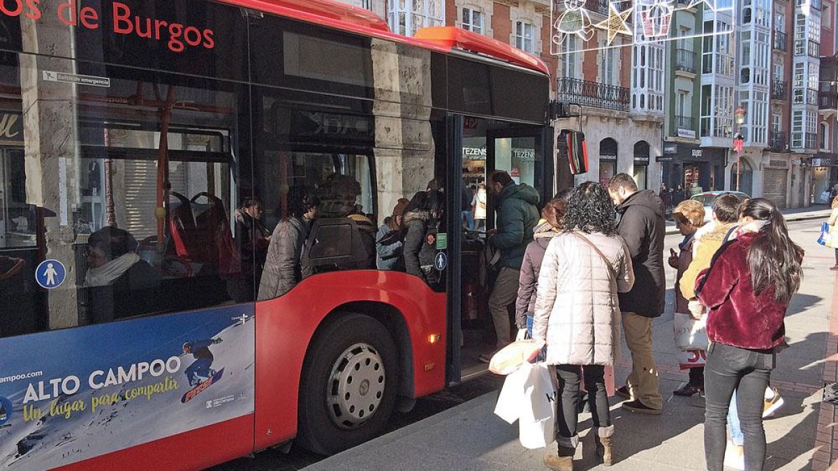 Varios usuarios suben al autobús en la parada de los Soportales de Antón.-ISRAEL L. MURILLO